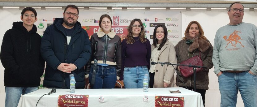 Estudiantes De La UEx Y Autoridades En La Lectura De Microrrelatos UEx Navidad Literaria