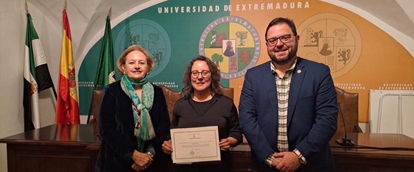 Elena Galadí En El Centro Junto Con La Vicerrectora De Extensión Universitaria, Teresa Terrón Y El Adjunto Al Vicerrectorado, Jesús Conde, recoge el premio Aula de Flamenco 2024