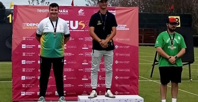 José Luis Patiño Barraso en el pódium con la medalla de plata en el Campeonato de España Universitario de tiro con arco