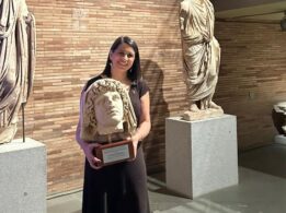 Rocío Blas con el Premio Internacional Genio Protector de la Colonia Augusta Emérita en el Museo de Arte Romano de Mérida