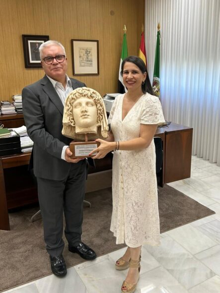 Rocío Blas entrega al Rector de la UEx, Pedro Fernández el Premio Internacional Genio Protector de la Colonia Augusta Emérita