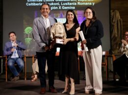 Rocío Blas Recibe El Premio Internacional Genio Protector de la Colonia Augusta Emérita En Representación De La UEx