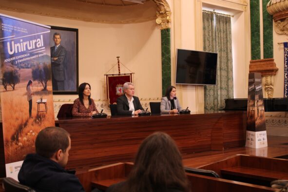 Mesa inaugural del comienzo UniRural 2025 en la Diputación de Badajoz