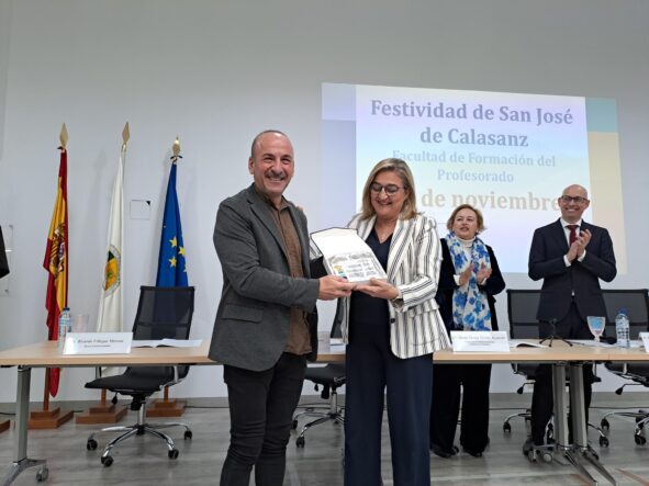 Ricardo Villegas Moreno, Alcalde De Navas De Madroño Recoge La Placa De Reconocimiento De La Facultad De Formación Del Profesorado Al Centro De Interpretación De Escuelas Viajeras