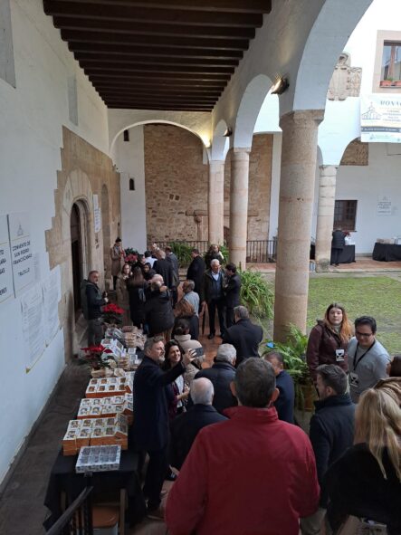 Claustro Del Palacio Episcopal De Cáceres Con Los Dulces