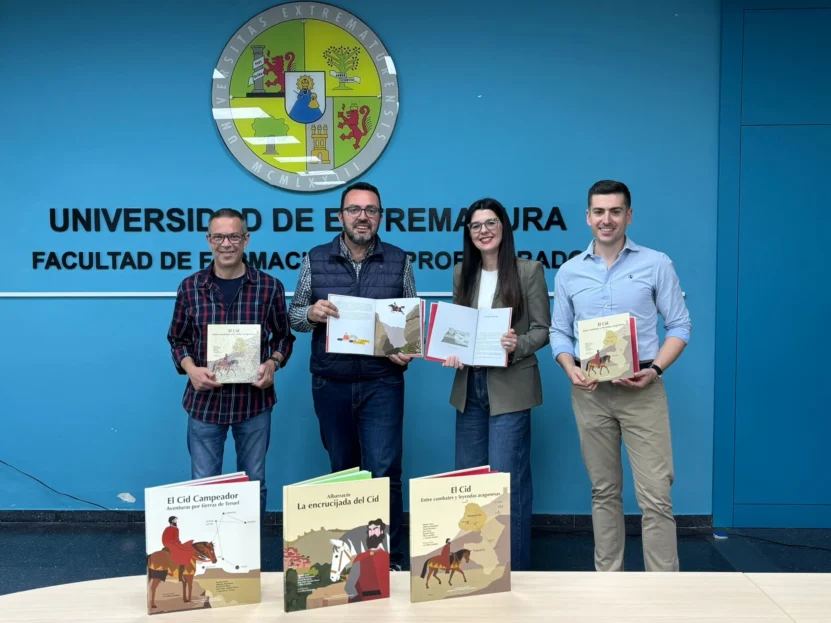 David Porrinas, José Soto, Pilar Cantillo Y Ramón Tena con las obras que integran la trilogía del Cid
