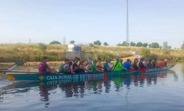 Foto De Grupo de personas practicando piragüismo en un Barco Dragón en un río