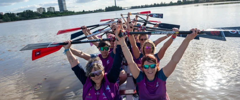 Foto de personas que practican piragüismo en el río Guadiana