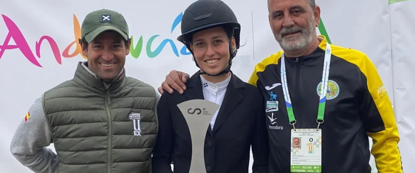 Alejandra Gracia en los CEU de Hípica en Granada en el podium La UEx como subcampeona