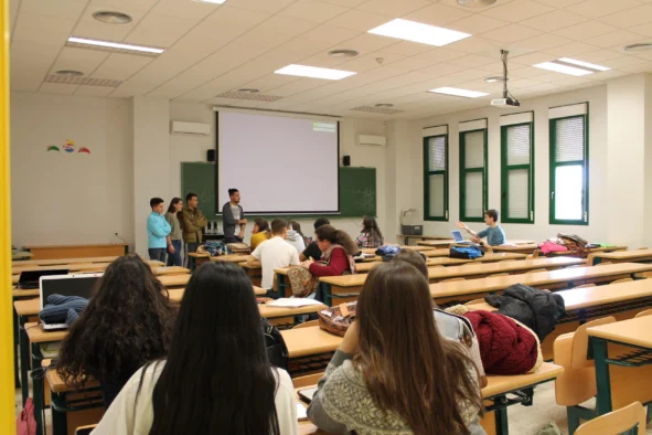Profesores dando clases en la UEx