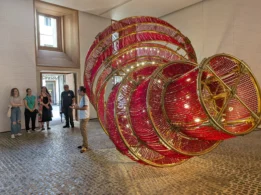Visita de la comunidad universitaria al Museo Helga De Alvear con la icónica lámpara de Ai Weiwei
