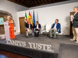 Rosa Martínez de Condes Durante El Acto Inaugural del curso de Campus Yuste “Matrimonio, imperio y diplomacia. La política dinástica de los Habsburgo (Siglos XV–XVII)”
