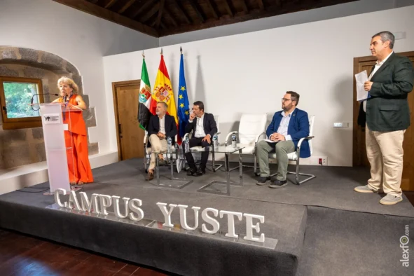 Rosa Martínez de Condes Durante El Acto Inaugural del curso de Campus Yuste “Matrimonio, imperio y diplomacia. La política dinástica de los Habsburgo (Siglos XV–XVII)”