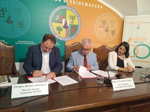 Acto Firma Convenio Con Accem en el Rectorado de Cáceres