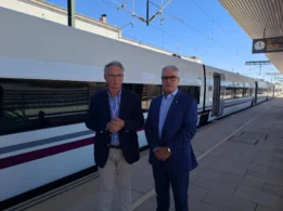 El delegado del gobierno y el rector en la estación de tren de Cáceres
