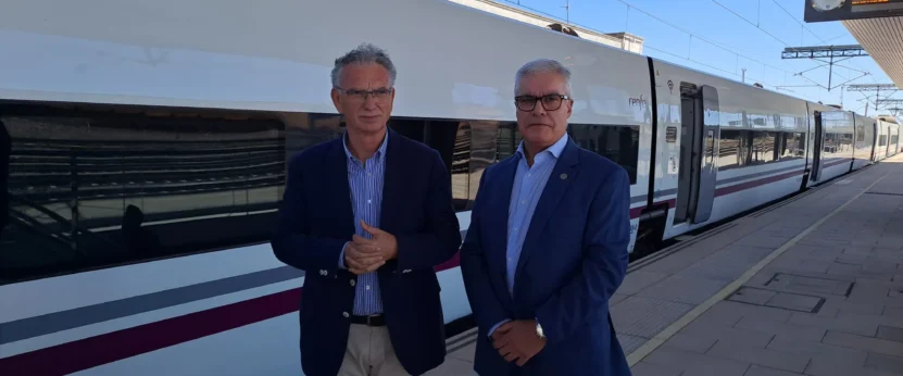 El delegado del gobierno y el rector en la estación de tren de Cáceres