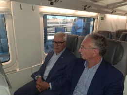 El rector y el delegado del Gobierno en un vagón en Cáceres para viajar a Badajoz