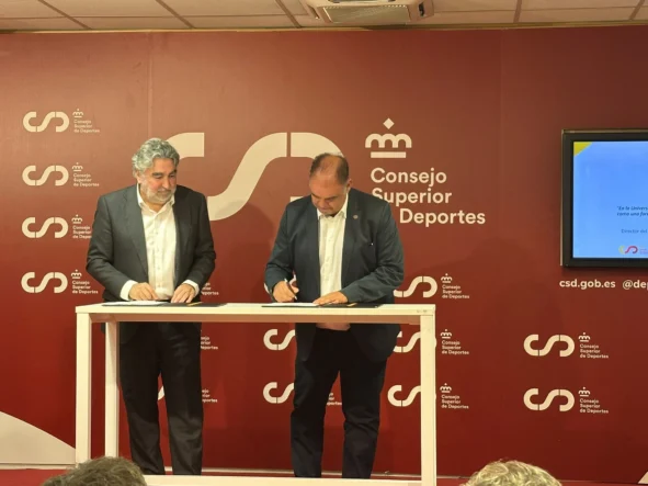 Firma De Juan Manuel Rodríguez Uribes Y Antonio Antúnez del Documento de adhesión a la Semana Europea del Deporte