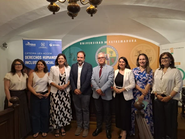 Foto de grupo en la creación de la Cátedra de Derechos Humanos e Inclusión Social
