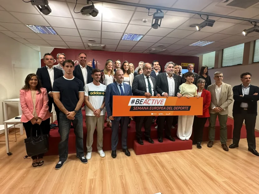 Foto de familia de la firma de adhesión de las universidades a la Semana Europea Del Deporte